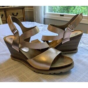 Eric Michael Sandal Womens Sz 8 Rose Gold Leather Wedge Heel AnkleStrap Metallic